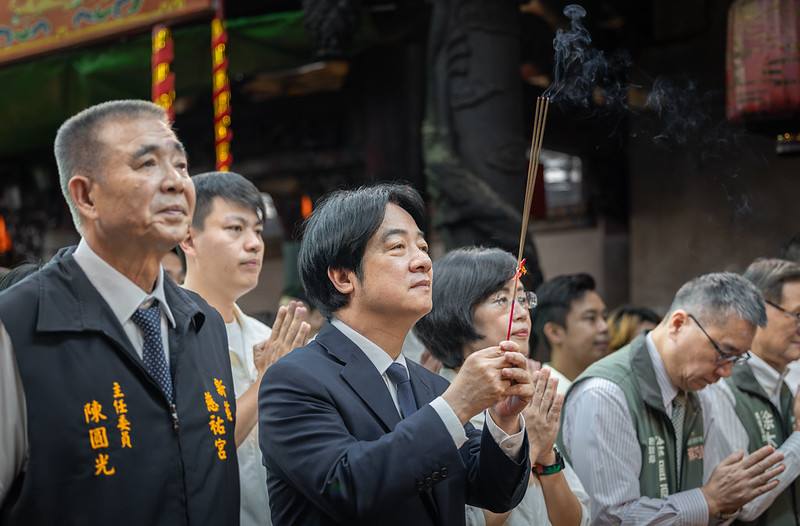 賴清德總統今24日上午前往「新莊慈祐宮」參香祈福