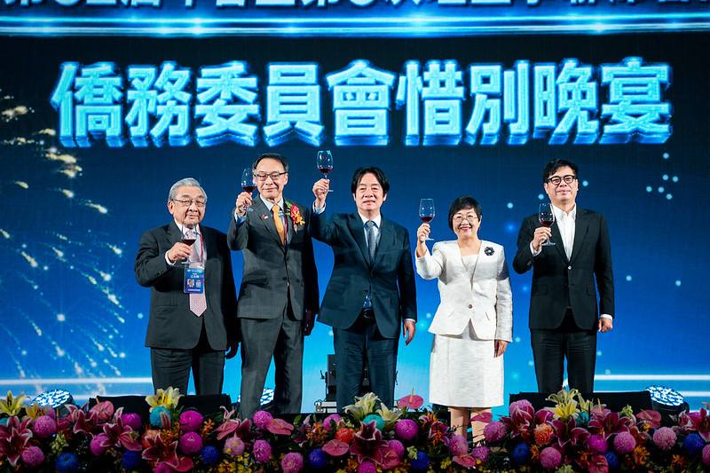 賴清德總統23日晚間前往高雄出席「世界台灣商會聯合總會第32屆年會暨第3次理監事聯席會議僑委會惜別晚宴」