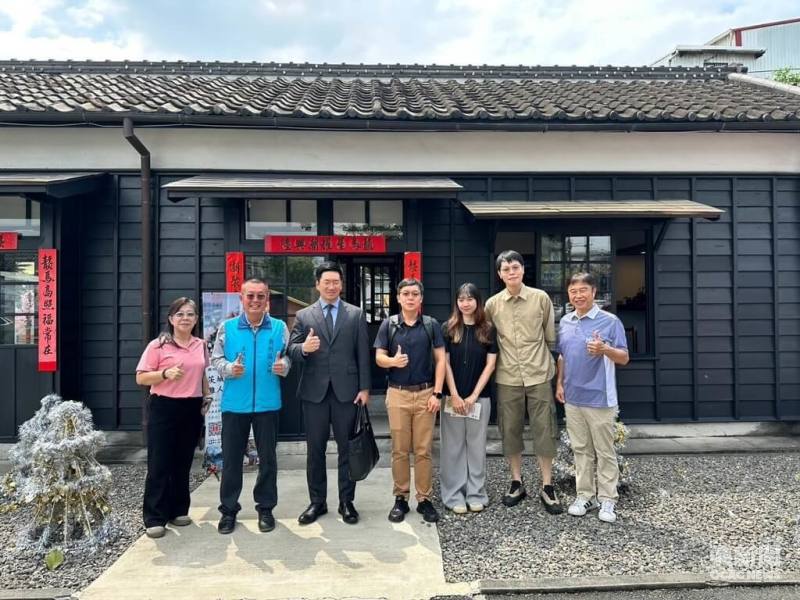 日本茨城縣大子町雛人形特展正在屏東潮州日式歷史建築文化園區展出，日本笠間台灣辦事處長坪井勇樹（左3）等人到訪，潮州鎮公所主秘王建元（左2）陪同參觀。（潮州鎮公所提供）