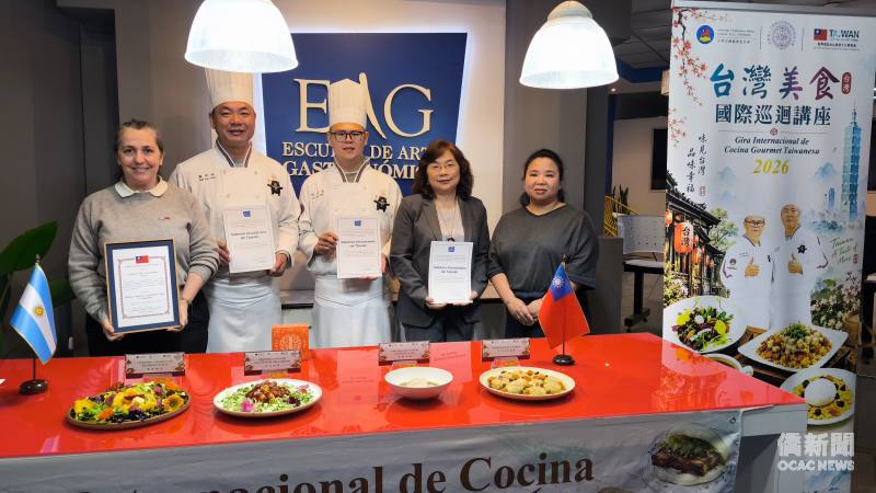 臺灣主廚與阿根廷餐飲學校（EAG）完成廚藝交流後互贈感謝狀並合影；左起為EAG餐飲總監Narda Lepes、臺灣主廚蔡坤城、助理主廚林彥兆、駐阿根廷代表處大使謝妙宏及世界華人工商婦女企管協會（世華）阿根廷分會會長林慧雯