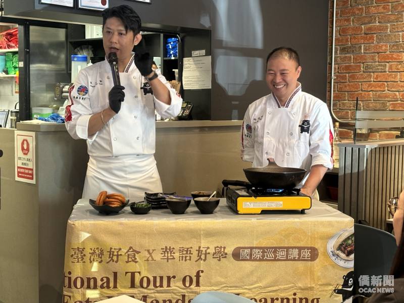 主廚張克勤（左）與助理主廚路凱源（右）現場示範臺灣料理，帶領與會人士認識臺灣飲食文化