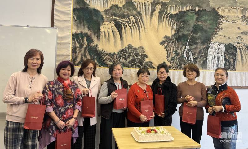 僑務諮詢委員暨博愛服務團創辦人李宗德（右一）、執行長曹碧珠（左一）代表博愛服務團贈送禮物給老師們