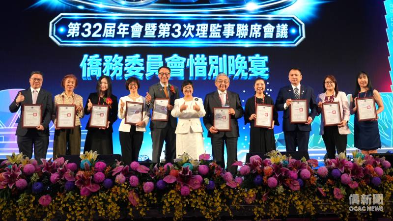 徐佳青於晚宴頒發感謝狀予第32屆團隊