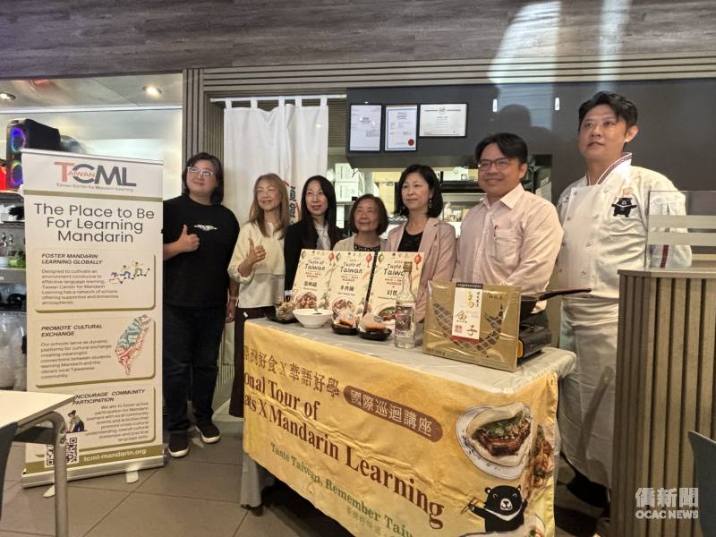 僑委會「臺灣好食×華語好學」美食國際巡迴講座於溫哥華舉行，主廚與主辦單位及嘉賓合影