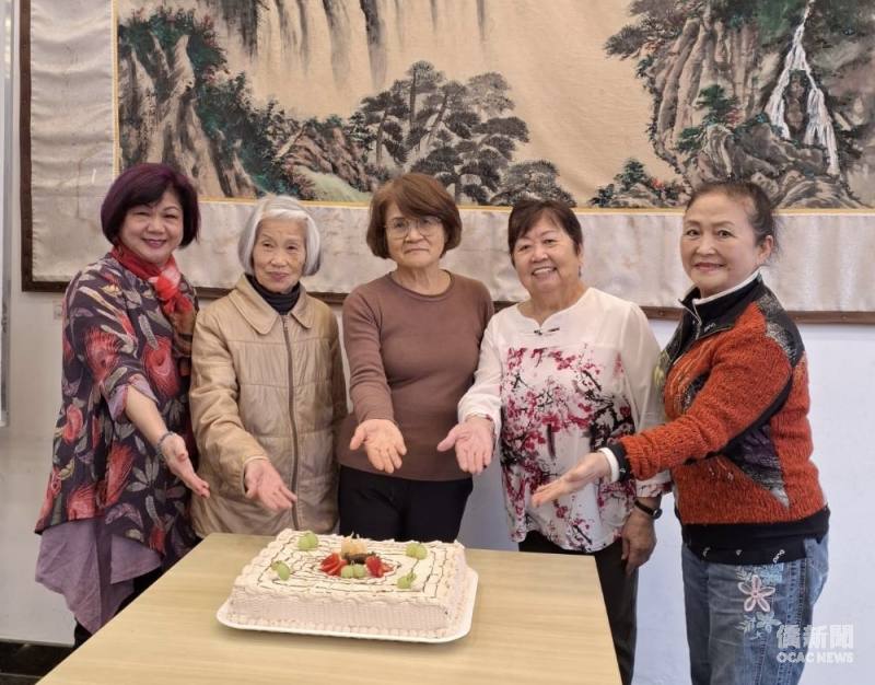 壽星們合切生日蛋糕