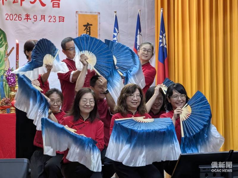 中華語文中心教師演出絹扇舞