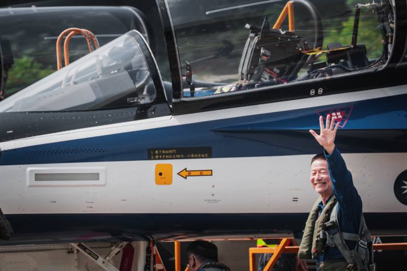 編號1165、1166最後2架勇鷹高教機24日自台中漢翔公司正式出廠，並由董事長曹進平（右下）親自飛交空軍。