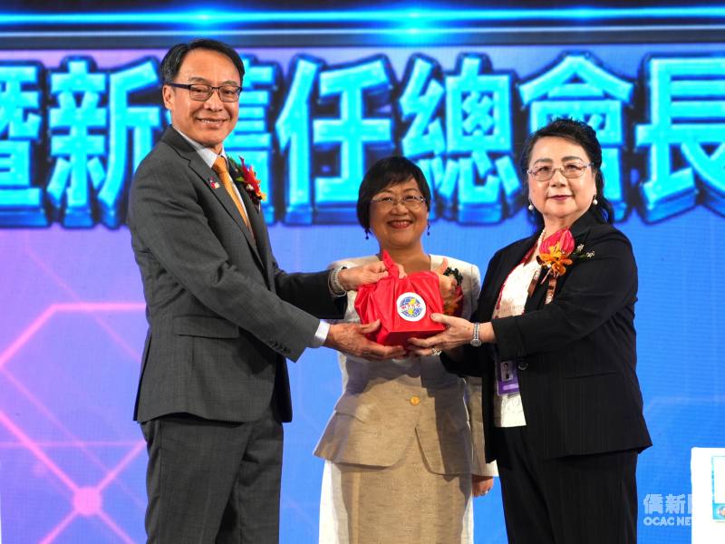 僑務委員會委員長徐佳青（中）監交世總第32屆總會長熊強生（左）將印信交給世總第33屆總會長温嵐珠（右）