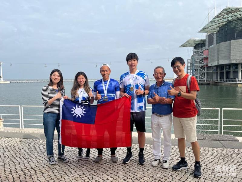 陳妍（左二）和葡萄牙首位僑務促進委員、葡萄牙台灣商會名譽會長莊登翔 （左三）帶交換生參加馬拉松，自信展現國旗。