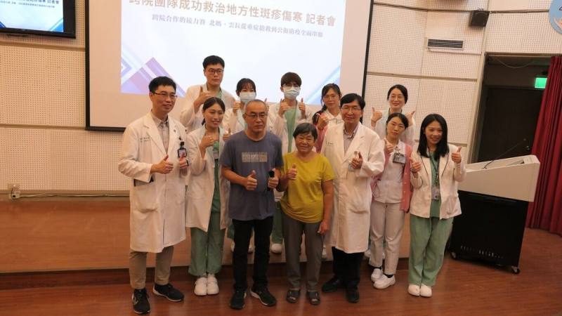 雲林縣林姓男子（前左3）民國115年7月間反覆高燒、畏寒，甚至一度失去生命徵象，陸續就醫轉院後確診鼠蚤（地方性斑疹傷寒），所幸透過專一性抗生素治療後順利恢復健康，林男24日向醫護人員表達感謝。（醫院提供）