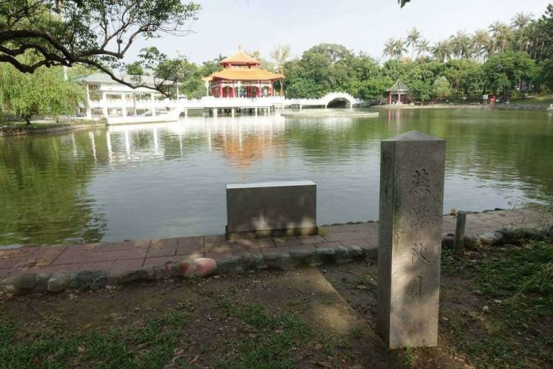 台南公園燕潭位於清領舊城大北門外，數百年來一直是民眾遊覽、賞月的勝地，並入選「府城12勝景」，名為「燕潭秋月」。（詹翹提供）