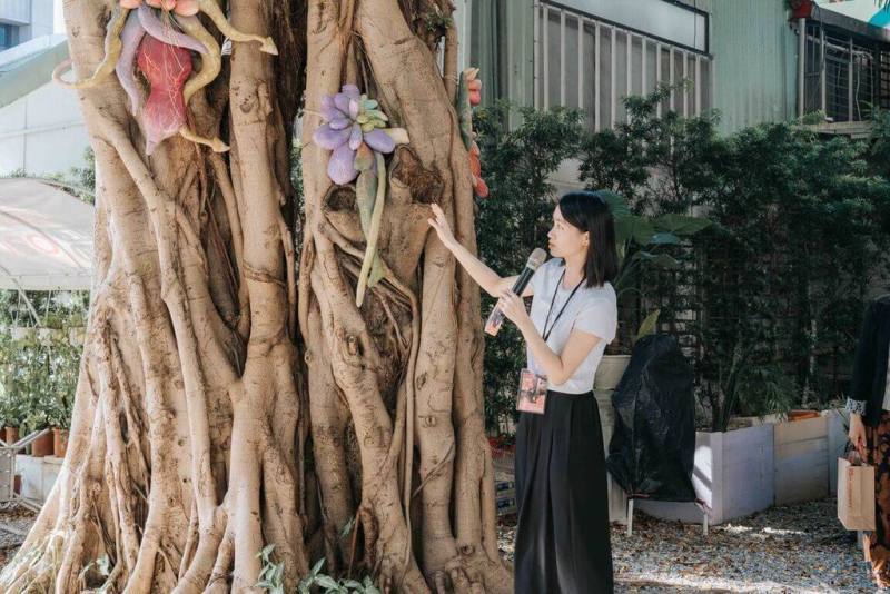 台北當代藝術館2026年街區藝術計畫「是誰躲起來了？」25日將登場，以捉迷藏視角邀請大眾挖掘城市中的藝術品，圖為參展藝術家邱翊琪導覽作品。（台北當代藝術館提供）