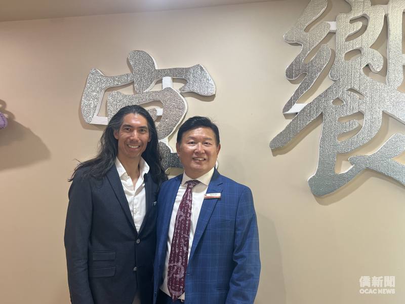 Clifton Der Bing(左)與矽谷TCML中文學校校長寇惠(右)風合影。( Clifton Der Bing提供)