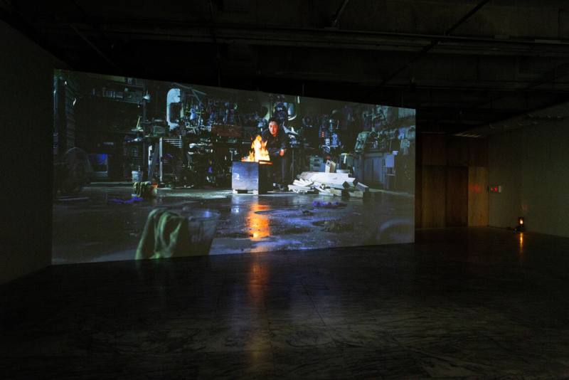 「台北美術獎症候群—陳肇驊個展」25日將正式在台北市立美術館開展，展出2023台北美術獎首獎得主陳肇驊作品，其中錄像作品「取暖」（圖）記錄了藝術家焚燒當年獲獎作的搭建木材。（北美館、陳肇驊提供）