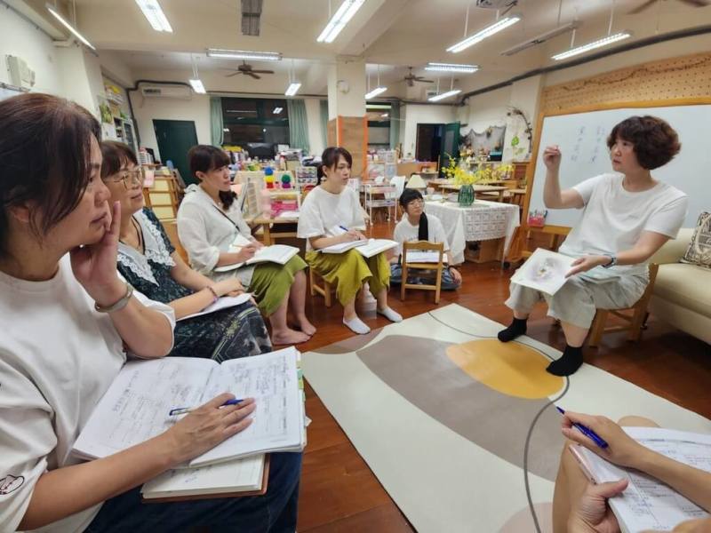 教育部25日表示，宜蘭縣成功國小附幼參與「教保服務人員專業發展社群計畫」，一同思考如何改善教學環境，透過「減色、減雜、減亂」的空間理念，營造兼具美感與教育功能的學習環境，並將共學成果轉化進美感教育的課程中。（教育部提供）
