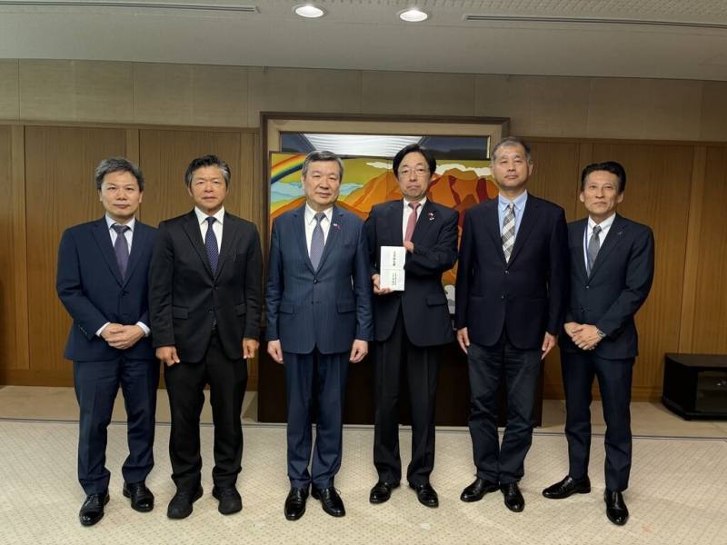 駐日代表李逸洋（左3）25日下午前往熊本縣廳，拜會熊本縣知事木村敬（右3），對熊本地震災情表達慰問。（駐日代表處提供）