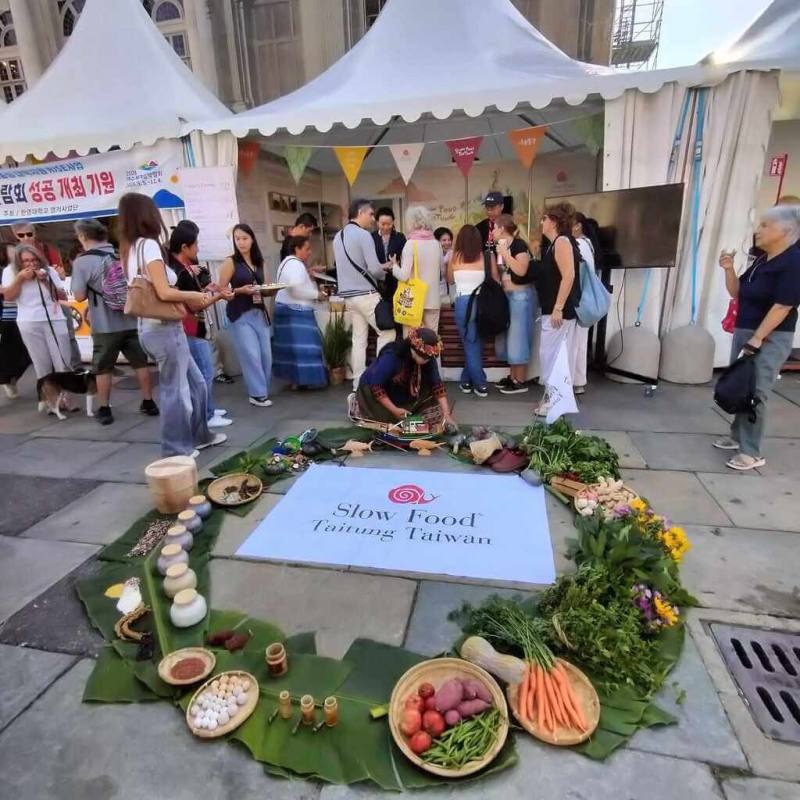 全球慢食盛會Terra Madre 24日在義大利杜林登場，台灣由台東慢食8組團隊參加並擺設台灣攤位。（義大利台灣商會提供）