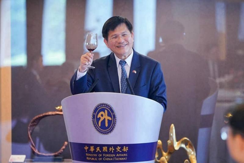 外交部25日透過新聞稿指出，外交部長林佳龍24日午宴「日本維新會官民合作推進協議會」訪問團，並在致詞後舉杯歡迎訪團。（外交部提供）