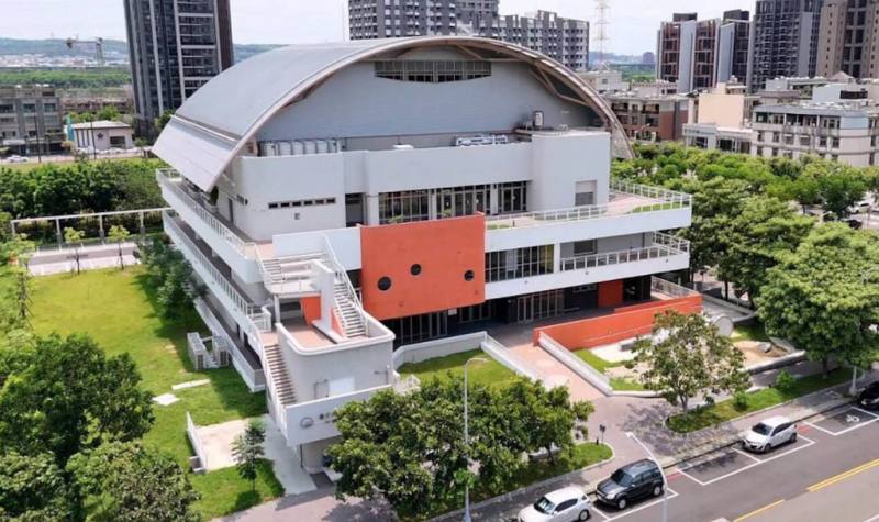 台中市政府斥資打造「烏日全民運動館」，館內規畫智慧健身、室內棒球投打、兒童運動及多功能球場等設施，10月12日起展開7天試營運。（台中市政府提供）