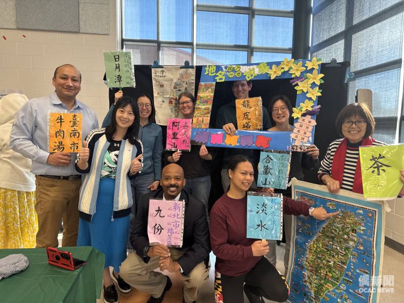 在校內活動中展現臺灣地名學習成果，何睿平（左1）對臺南風土人情印象深刻 (吳玉琴提供)
