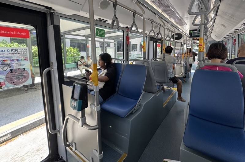 新加坡大眾運輸工具新規上路，把腳放在座椅、以高音量播放聲音而對其他乘客造成滋擾等，都可能受罰。