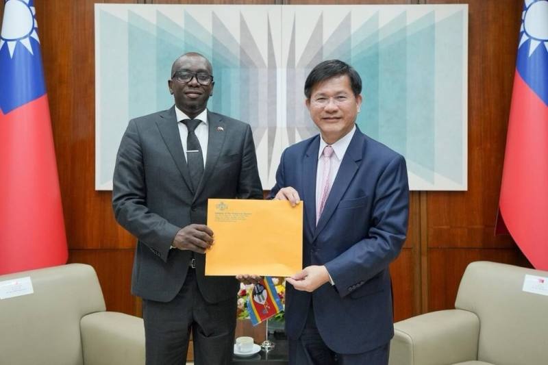 非洲友邦史瓦帝尼王國新任駐台特命全權大使庫涅內（Vulindlela Kunene，左）24日向外交部長林佳龍（右）呈遞到任國書副本。（外交部提供）