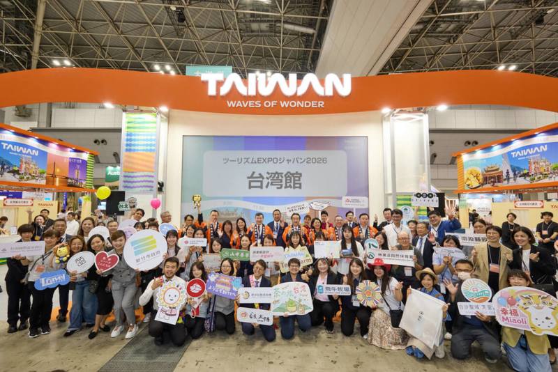 2026日本旅展24日在東京國際展示場登場。觀光署與台灣觀光協會率領業者及地方政府等觀光代表團參展，以「24小時都能享受台灣」為主軸，向日本市場推廣鐵道、戶外活動、文化及永續旅遊等多元體驗，搶攻海外旅遊商機。（台灣觀光協會東京事務所提供）