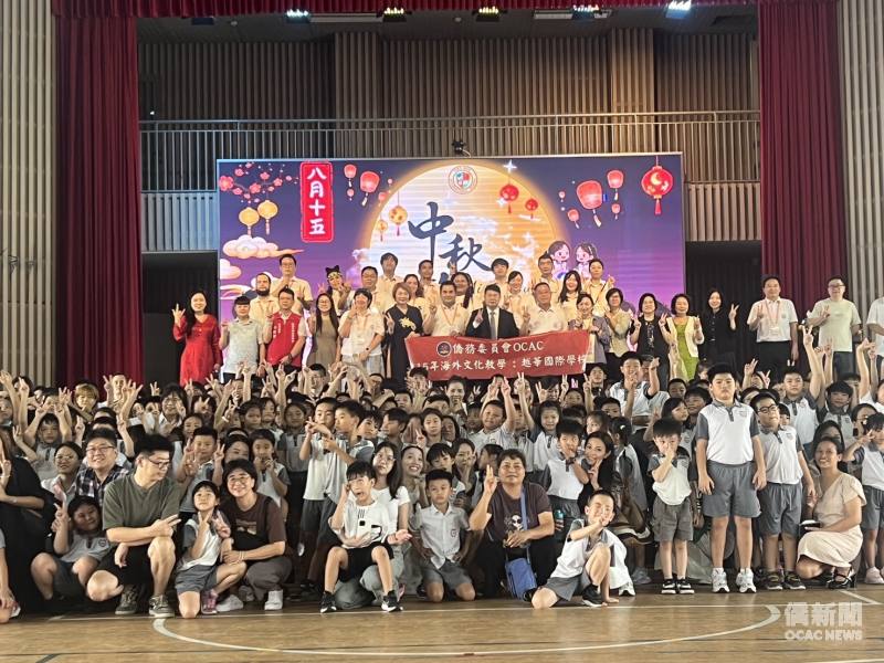 越華國際學校全體師生合影，留下文化成果展精彩紀念。
