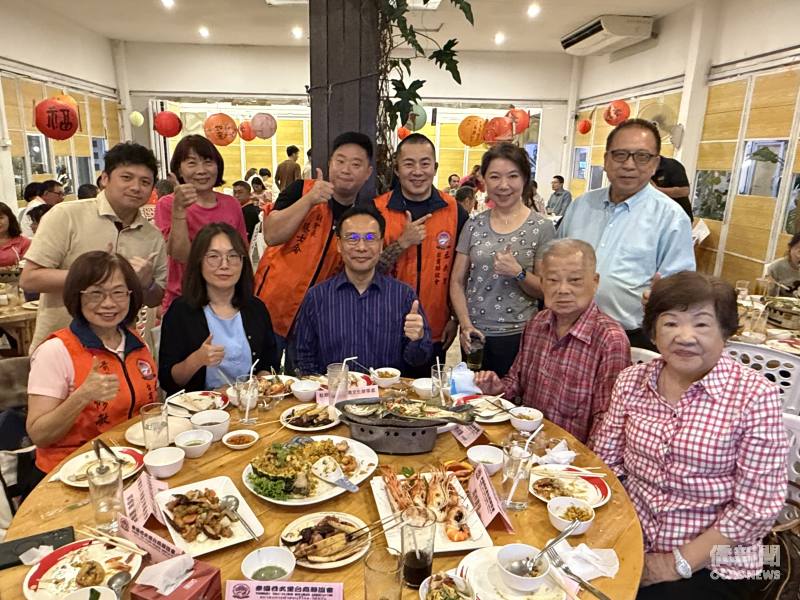 主桌貴賓合影，前排左至右為海華文教基金會董事長郭修敏、藍夏禮夫人陳柏惠、藍夏禮、創會會長周英里及夫人周林寶珠；後排左至右為輔導會長李孟彥、前會長鄭振國夫人邱秀珍、副會長蔡士侖、會長林道均、僑務委員楊菁萍、永遠名譽會長黃仁忠