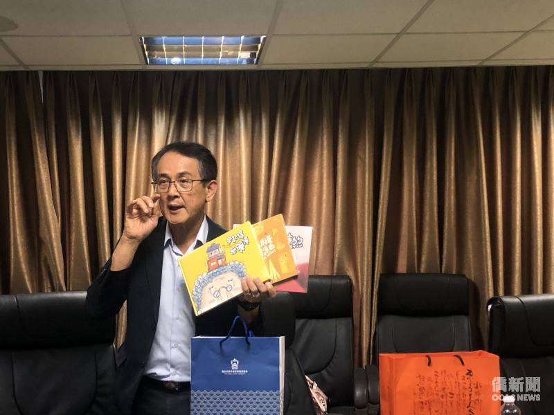 吳文德介紹北市客家事務委員會自製繪本。