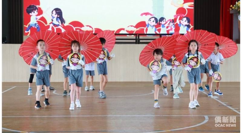 越華國際學校學生展現學習成果，帶來民俗舞蹈精彩演出。