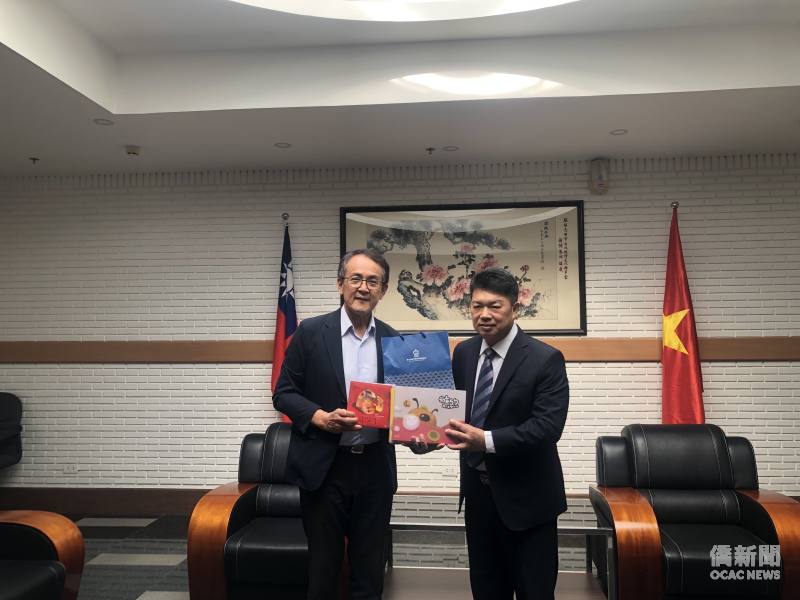吳文德(左)致贈紀念品，由韓國耀(右)代表接受。