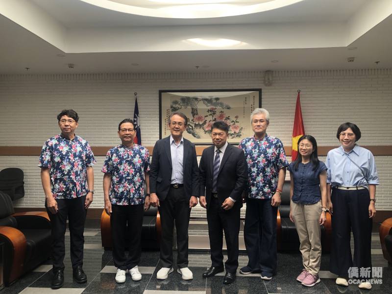 臺北市政府客家事務委員會主任委員吳文德（左三）、組長王健如（右二）、組員吳亮馨（右一）拜會駐胡志明市辦事處處長韓國耀（左四）