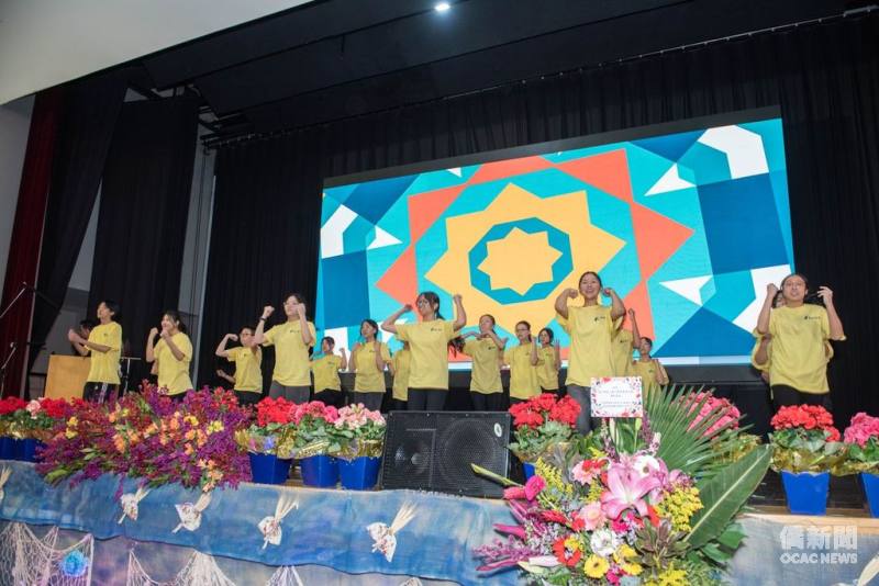 蔡孟昀（前排右三）與FASCA學員在慶祝臺灣移民巴西70週年活動中表演舞蹈