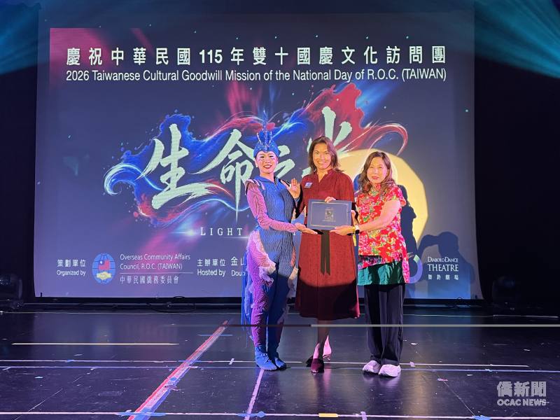 Cupertino市長Kitty Moore(中)出席觀賞並贈賀狀由金山灣區中華民國國慶委員會主委吳文一(右)。