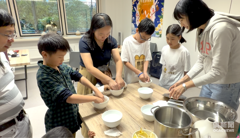 大人小孩體驗搓揉愛玉的樂趣。