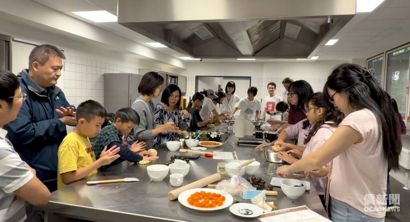 法蘭克福臺德婦女會慶中秋，大家一起手作月餅。