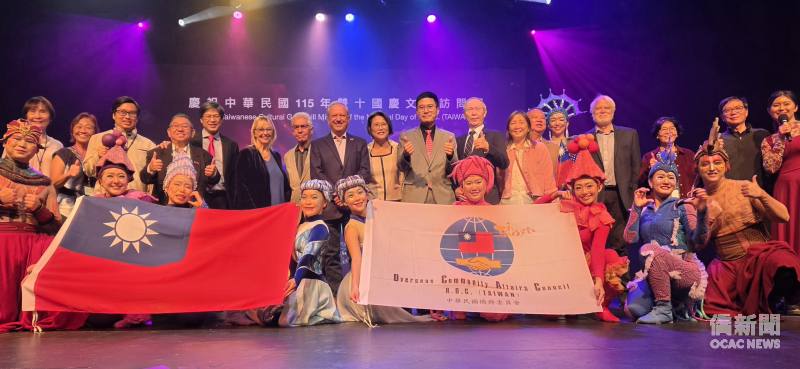 芝加哥文教中心主任雷棋（後排中）與黎巴嫩駐明州榮譽領事Fouad Mehawej（後排左八）、匈牙利駐明州榮譽領事Csilla Grauzer（後排左六）僑務諮詢委員蘇秉輝（後排右八）、明州中華文化服務中心理事長張家瑞（後排左五）、明州榮光會會長陳迺杰（後排左四）、演員和部分嘉賓合照
