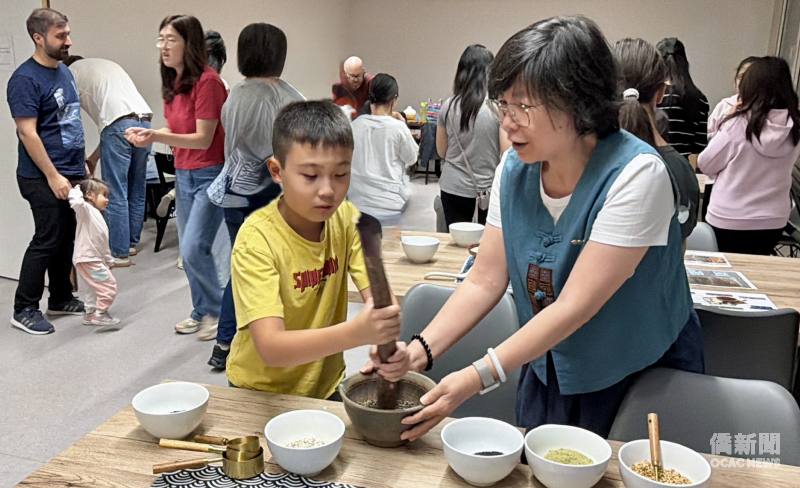法蘭克福臺德婦女會會長王孝貞(右)指導研磨擂茶。
