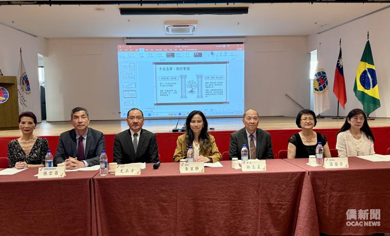 左起：巴西華人資訊網創辦人支黃秀莉、僑務諮詢委員張宏昌、聖保羅文教中心主任尤正才、駐聖保羅辦事處處長朱怡靜、中文教學協會會長林志孟、副會長羅蘭芳及趙士縈
