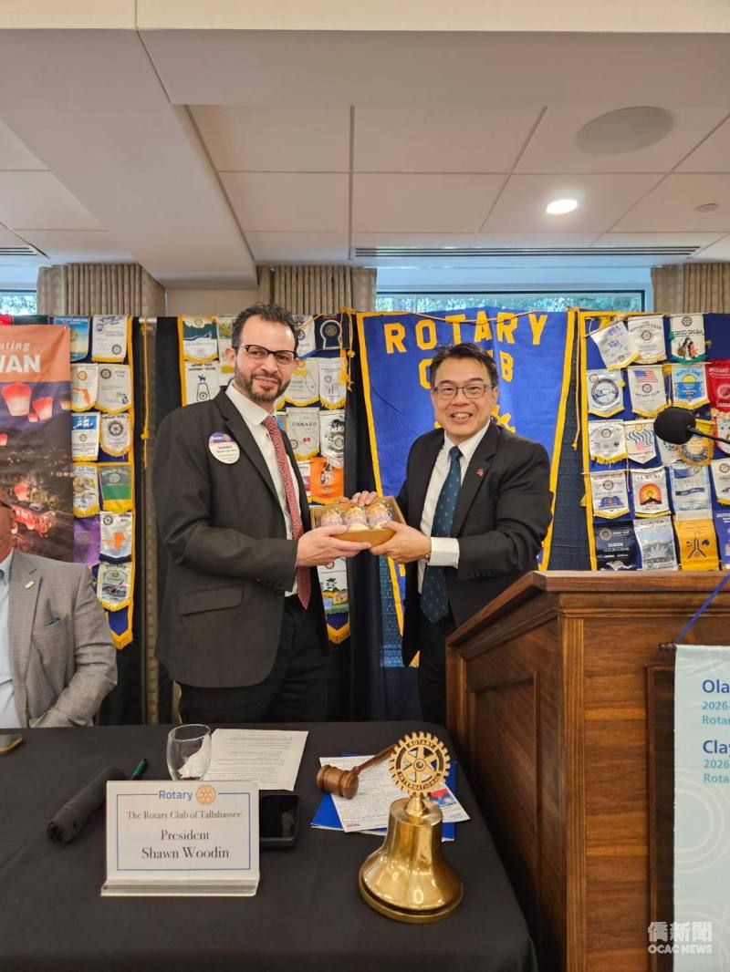 Director Chiyu Chou of the TECO-Miami presents Mid-Autumn Festival mooncakes to the Tallahassee Rotary Club, represented by its president, Shawn Woodin.