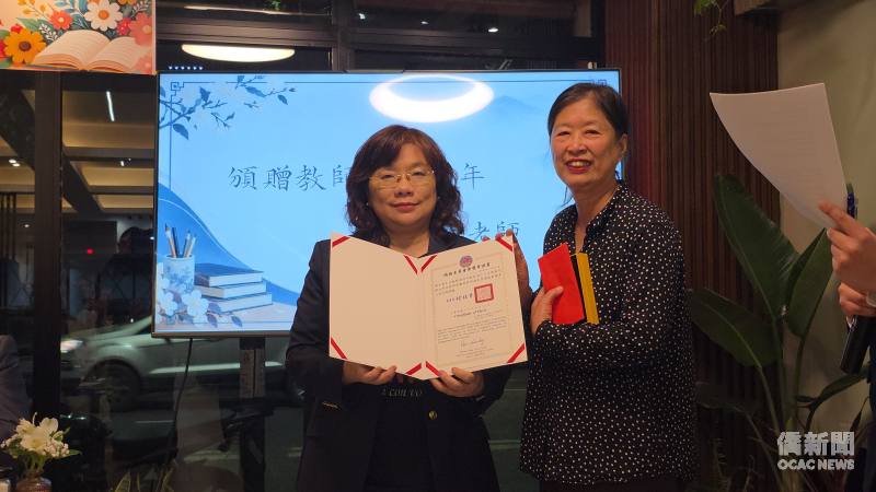 服務僑校30年的顧永華（右）獲頒僑教榮譽章及獎勵金，長期投入海外中文教學，將對教育的熱愛從臺灣延續至阿根廷（左為謝妙宏）