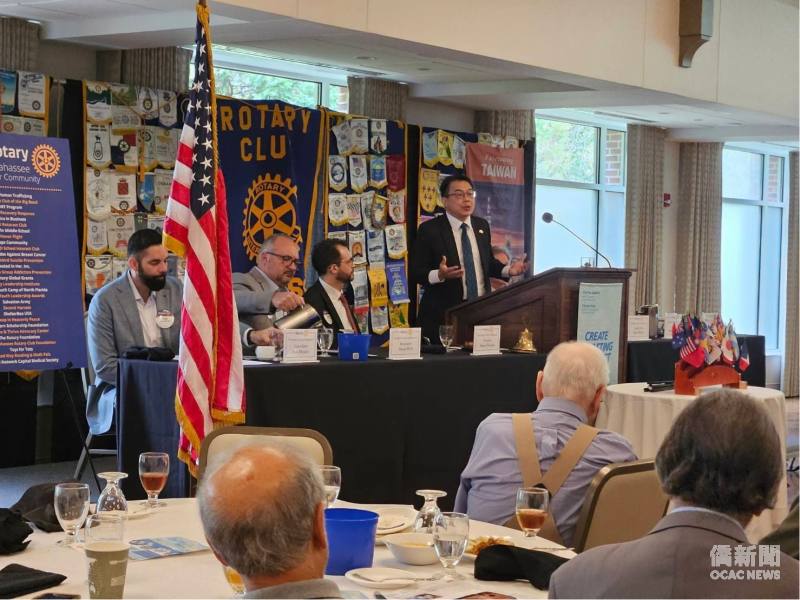 Director Chiyu Chou of the TECO-Miami speaks at the luncheon podium.