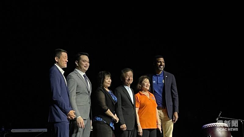 出席主流貴賓與團長及慶籌會主委合影，共同見證臺灣鼓樂藝術在休士頓的精彩呈現(由左至右：眾議員吳元之、駐休士頓辦事處副處長陳育仁、眾議員Randy Weber、文化訪問團團長邱太三、休士頓慶籌會主委洪良冰、休士頓市議員 Edward Pollard）