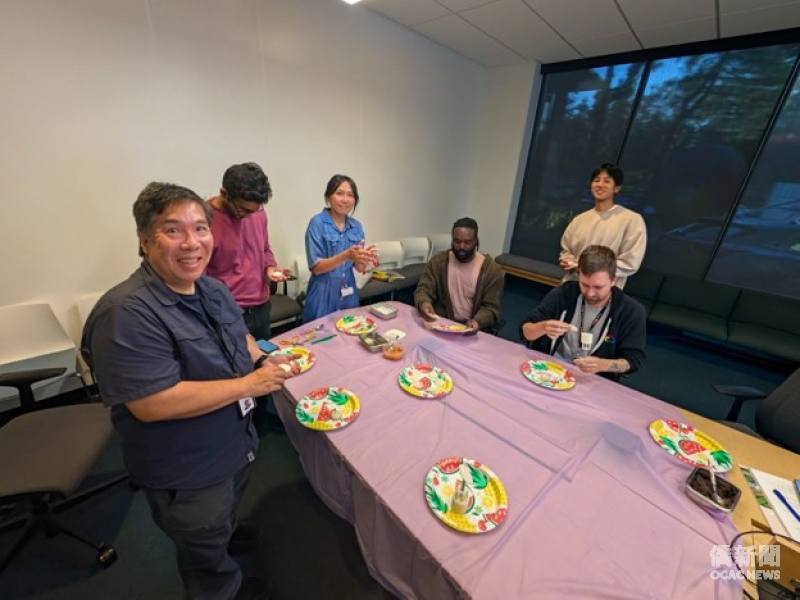 Intermediate-Advanced Mandarin students make snow-skin mooncakes under the guidance of their teacher Chia-Ling Yeh (standing in the middle).