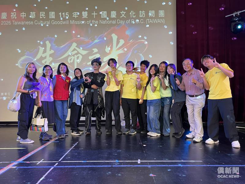 鄭宇博(左六)開心和臺灣舞鈴至尊趙志翰(左五)合影。(鄭宇博提供)