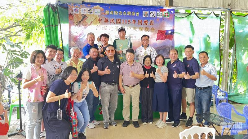 駐胡志明市辦事處處長韓國耀（中排左七）、僑務組組長文君妃（中排左八）、隆安臺灣商會會長王志堅（中排左六），頒贈親子釣蝦比賽獎項予得獎者，現場掌聲不斷。