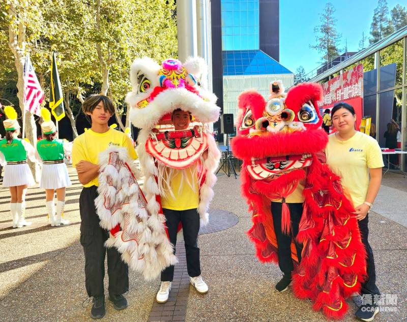 鄭宇博(左)在灣區慶祝國慶表演節目表演。(鄭宇博提供)