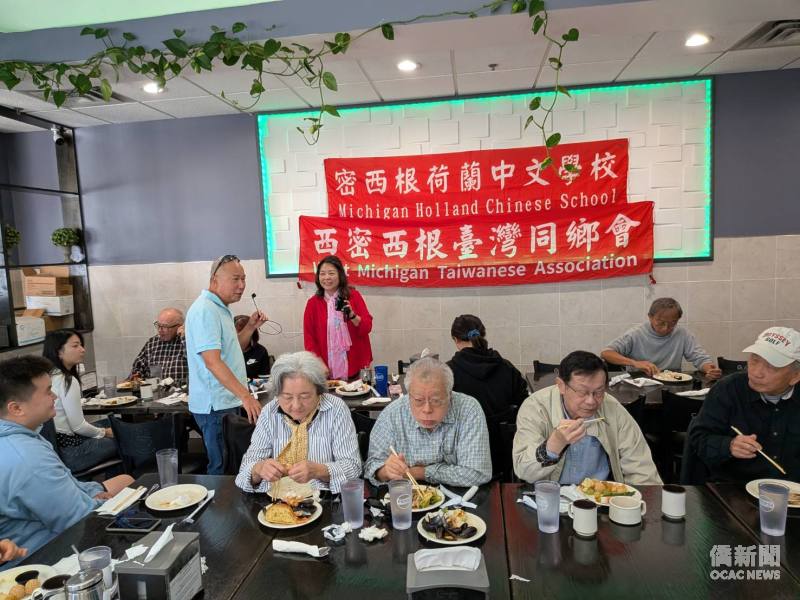 密西根荷蘭中文學校校長王絹惠請每人輪流自我介紹，讓新舊朋友彼此認識，也分享生活中的大小事