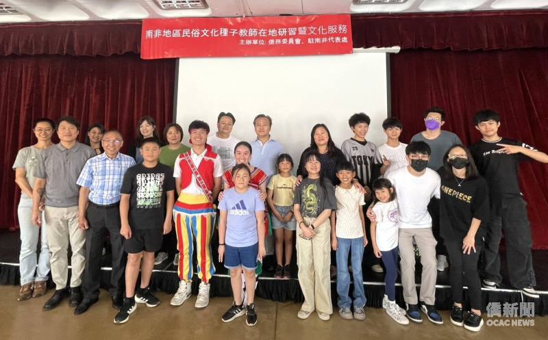 與會學員開心與阿美族講師合影